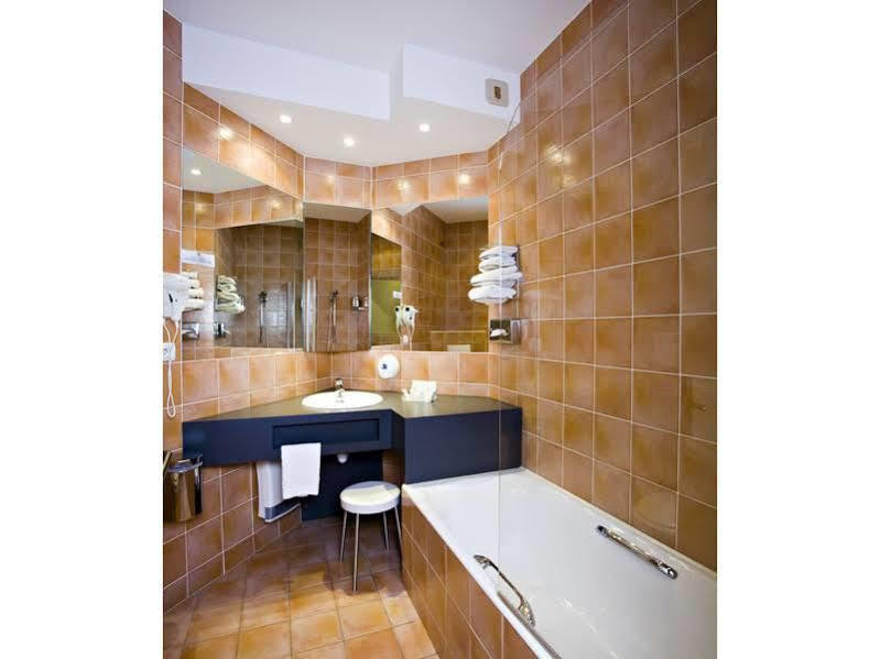 Logis Hotel Parenthese, Restaurant & Spa Chille Ngoại thất bức ảnh
